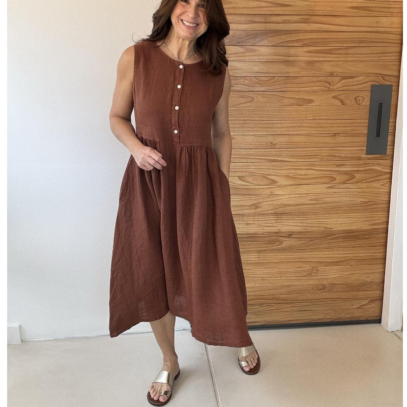 Einfarbiges, ärmelloses Kleid mit Rundhalsausschnitt und Knopfleiste