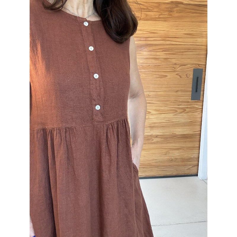 Einfarbiges, ärmelloses Kleid mit Rundhalsausschnitt und Knopfleiste