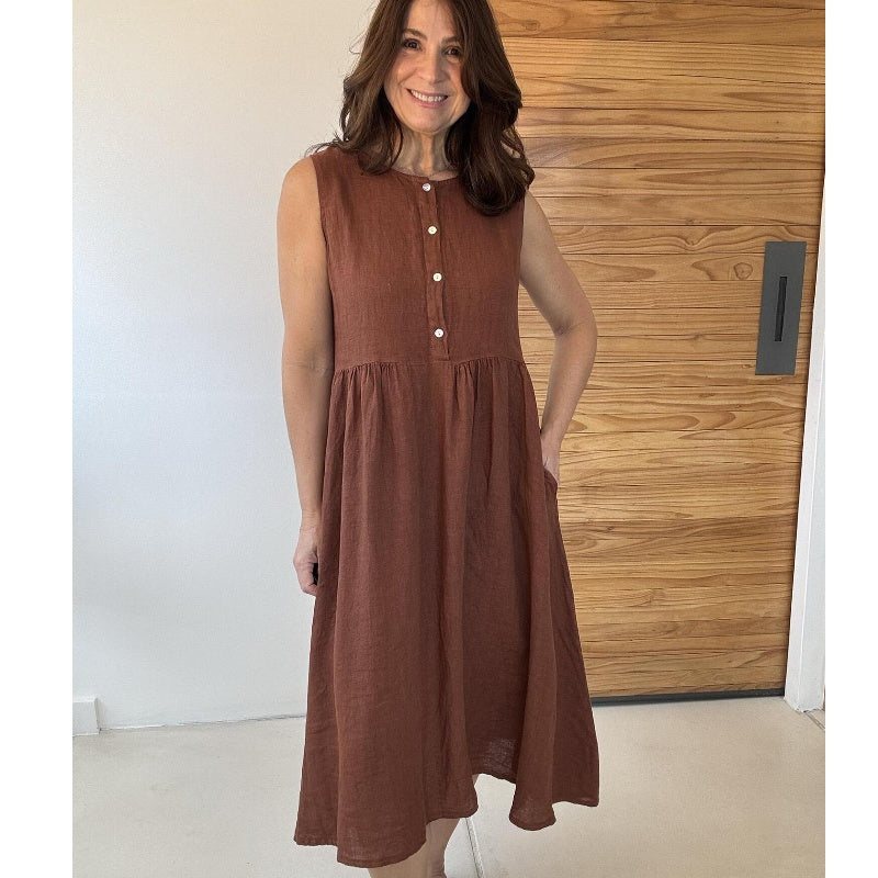 Einfarbiges, ärmelloses Kleid mit Rundhalsausschnitt und Knopfleiste