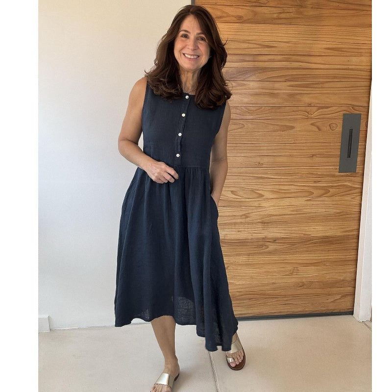 Einfarbiges, ärmelloses Kleid mit Rundhalsausschnitt und Knopfleiste