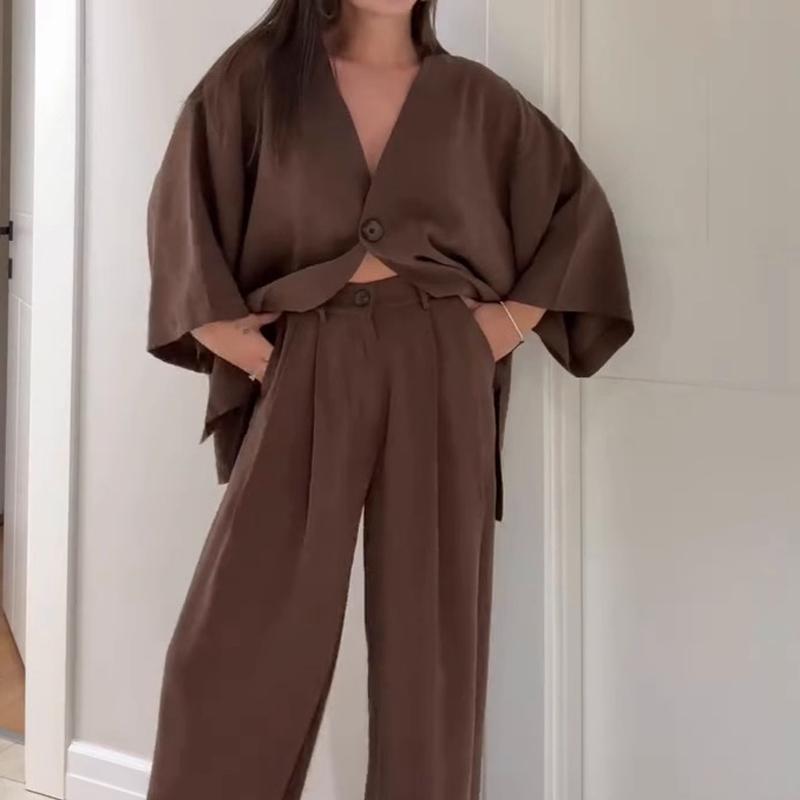 Zweiteiler für Damen: Elegantes Oberteil mit V-Ausschnitt & Hose mit weitem Bein