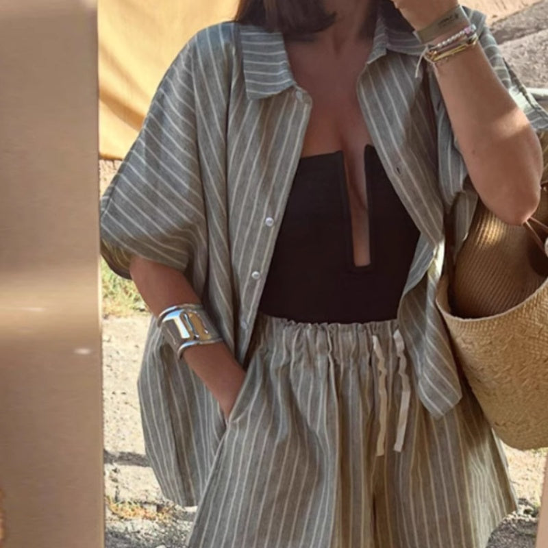 Damen-Zweiteiler mit Streifenprint: Hemdbluse mit Knopfleiste & Shorts