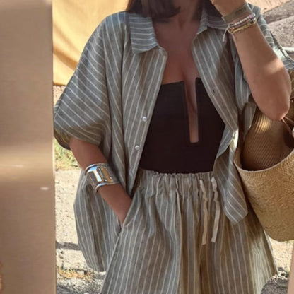 Damen-Zweiteiler mit Streifenprint: Hemdbluse mit Knopfleiste & Shorts