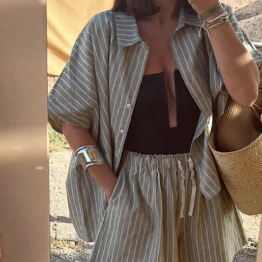 Damen-Zweiteiler mit Streifenprint: Hemdbluse mit Knopfleiste & Shorts