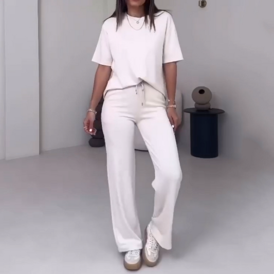 Schlichtes zweiteiliges Damen-Set mit kurzärmligem Oberteil und Hose