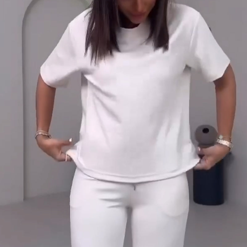 Schlichtes zweiteiliges Damen-Set mit kurzärmligem Oberteil und Hose