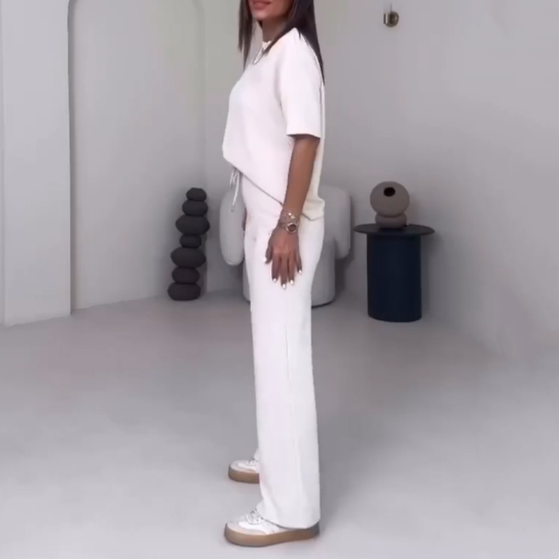 Schlichtes zweiteiliges Damen-Set mit kurzärmligem Oberteil und Hose