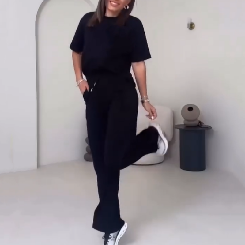 Schlichtes zweiteiliges Damen-Set mit kurzärmligem Oberteil und Hose