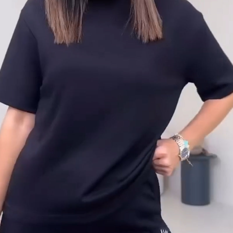 Schlichtes zweiteiliges Damen-Set mit kurzärmligem Oberteil und Hose
