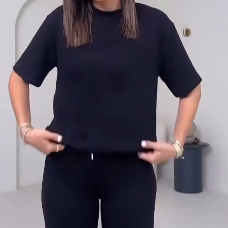 Schlichtes zweiteiliges Damen-Set mit kurzärmligem Oberteil und Hose