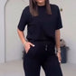 Schlichtes zweiteiliges Damen-Set mit kurzärmligem Oberteil und Hose