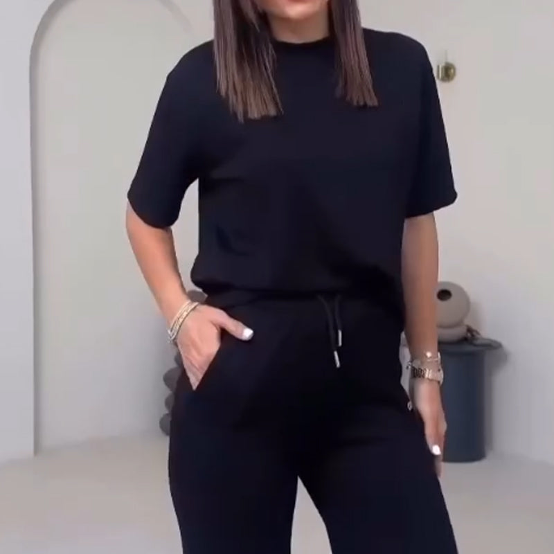 Schlichtes zweiteiliges Damen-Set mit kurzärmligem Oberteil und Hose