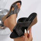 Sandalen mit offener Zehenpartie und schrägem Absatz und Strass
