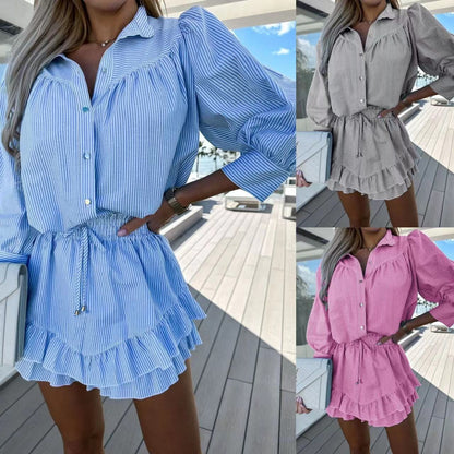 Damen-Set mit gestreiften Button-Down-Oberteilen und kurzen Röcken mit Revers
