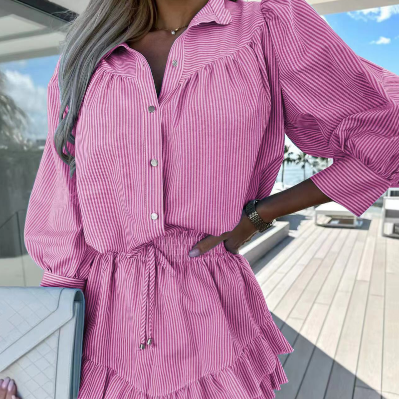 Damen-Set mit gestreiften Button-Down-Oberteilen und kurzen Röcken mit Revers