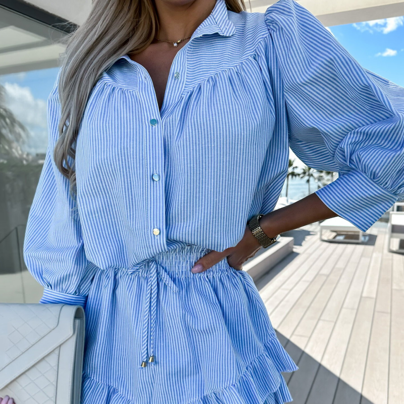 Damen-Set mit gestreiften Button-Down-Oberteilen und kurzen Röcken mit Revers