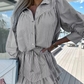 Damen-Set mit gestreiften Button-Down-Oberteilen und kurzen Röcken mit Revers