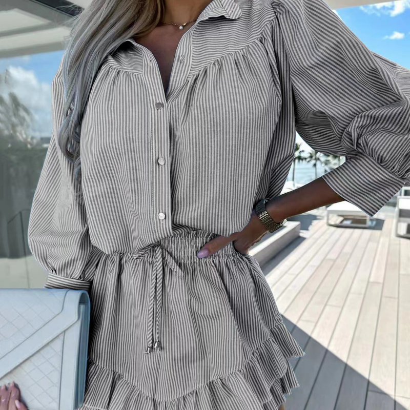 Damen-Set mit gestreiften Button-Down-Oberteilen und kurzen Röcken mit Revers
