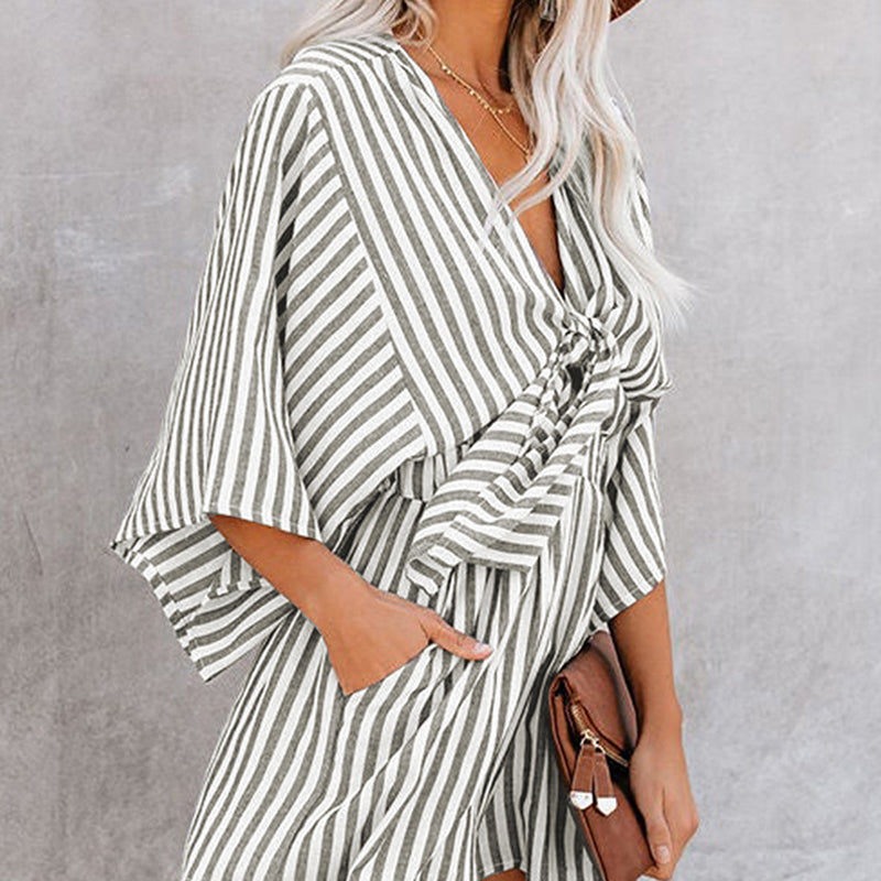 Gestreifte Jumpsuit-Shorts mit V-Ausschnitt für Damen