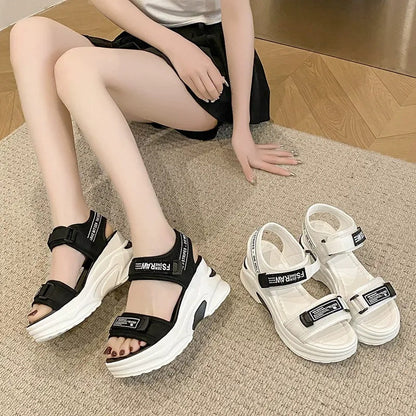 Lässige Sandalen mit offenem Zehenbereich und Keilabsatz für Damen
