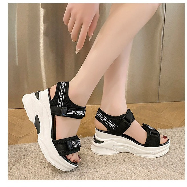 Lässige Sandalen mit offenem Zehenbereich und Keilabsatz für Damen
