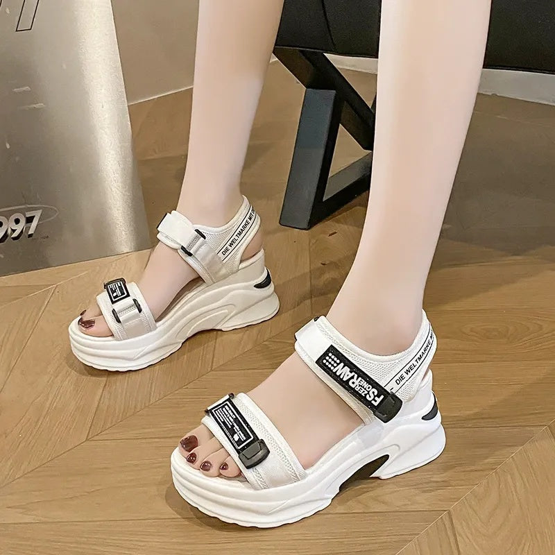 Lässige Sandalen mit offenem Zehenbereich und Keilabsatz für Damen
