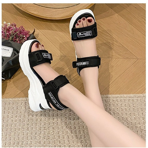 Lässige Sandalen mit offenem Zehenbereich und Keilabsatz für Damen