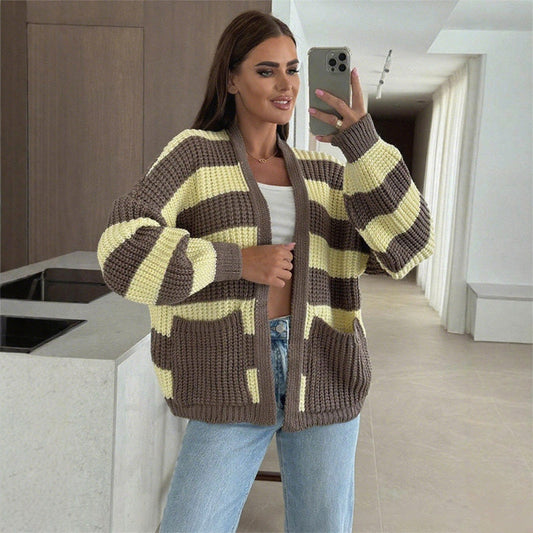 Stylische gestreifte Strickjacke für Damen