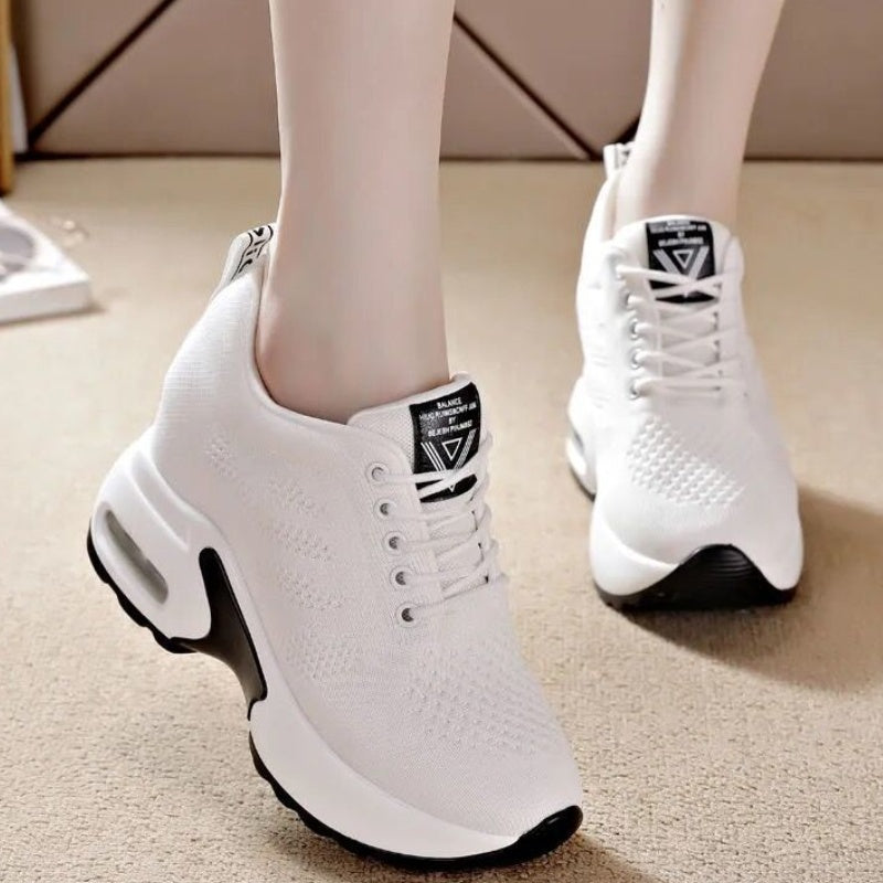 Mesh-Sneaker mit dicker Sohle