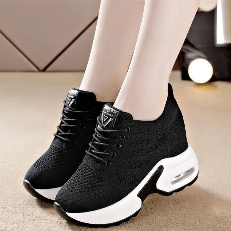Mesh-Sneaker mit dicker Sohle