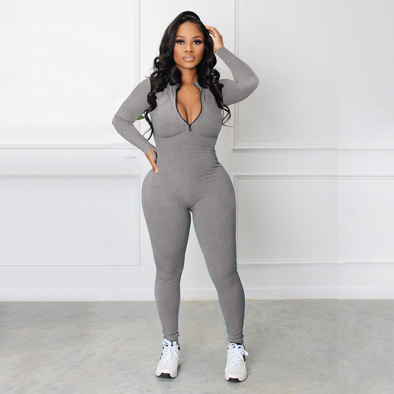 Einfarbiger nahtloser Jumpsuit mit halbem Reißverschluss