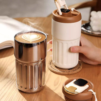 Isolierter Kaffeebecher mit Temperaturanzeige