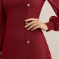 Elegantes Langarmkleid mit asymmetrischer Knopfleiste