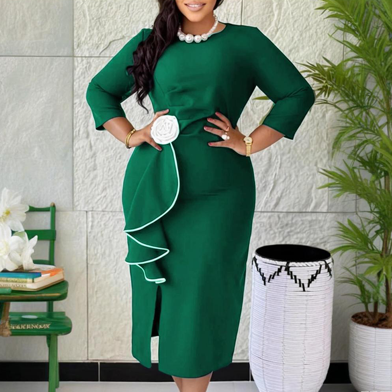 Elegantes, figurbetontes Kleid mit Rundhalsausschnitt und Rüschen