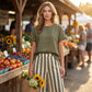 🌿 Lässiger Wochenend-Look – Ein einfarbiges Freizeit-Oberteil und eine gestreifte Hose mit weitem Bein, die Sie lieben werden👖👚