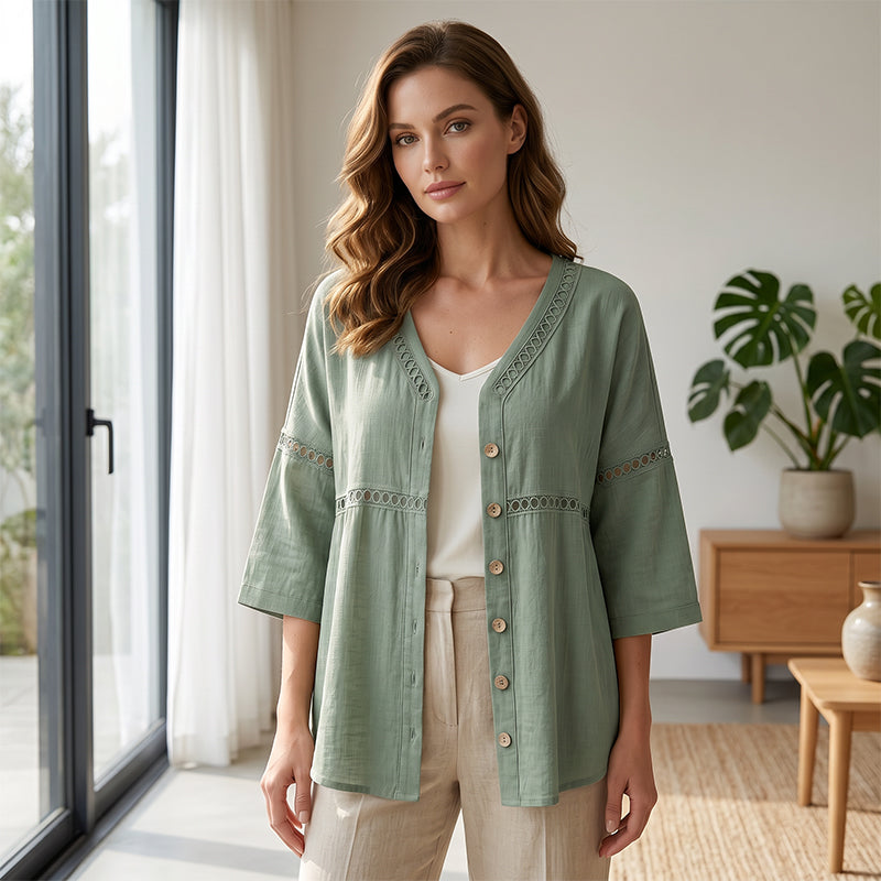 Damenbluse mit V-Ausschnitt, Spitzenbesatz und Knopfleiste