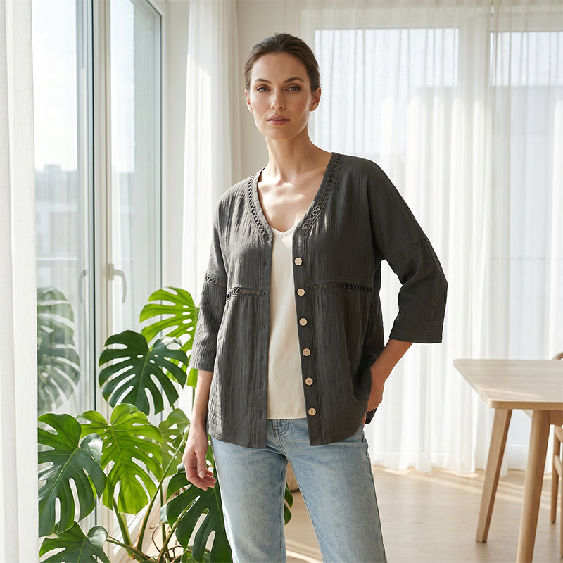 Damenbluse mit V-Ausschnitt, Spitzenbesatz und Knopfleiste