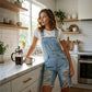 👖 Damen-Overalls in 5/4-Länge – hellblaue Used-Jeans mit Loch-Details, ausgefranste Kanten & lässiger Schnitt, ideal für den urbanen Alltag & den Sommer 🌊