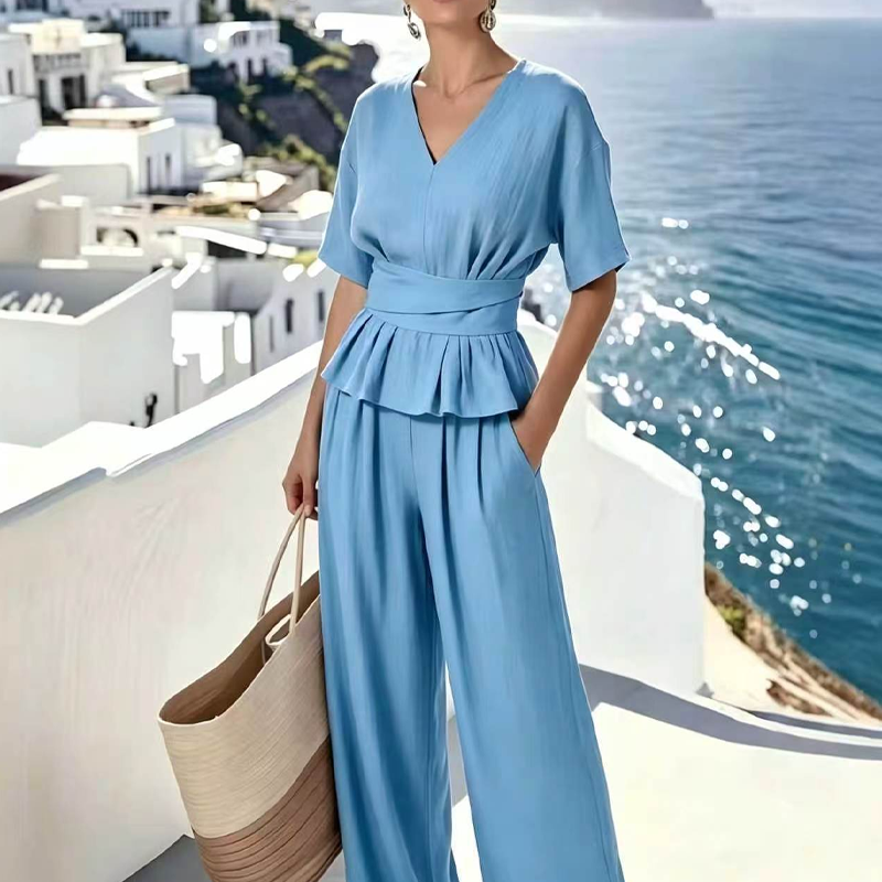 Set aus einem Wickeloberteil für Damen und einer Hose mit weitem Bein