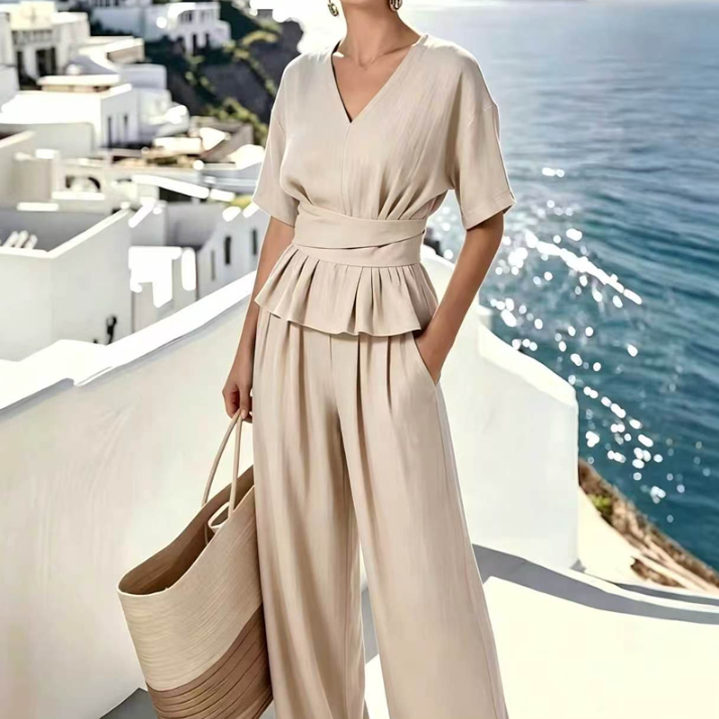 Set aus einem Wickeloberteil für Damen und einer Hose mit weitem Bein