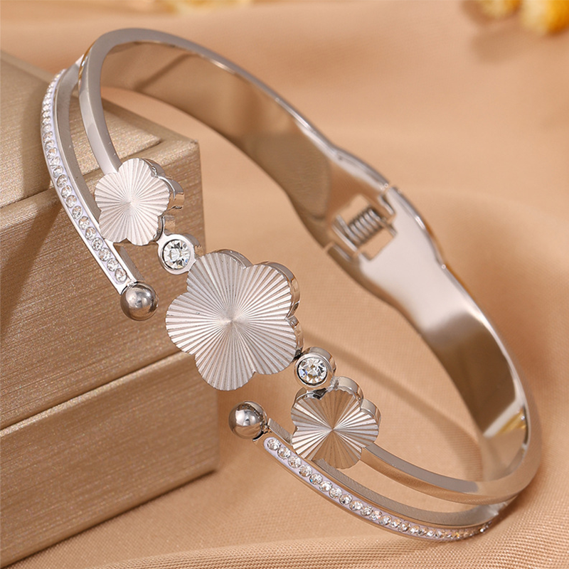 Damen elegantes offenes Blumenarmband