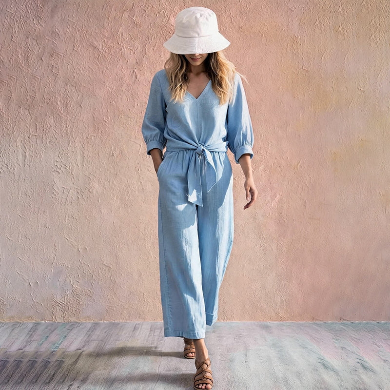 Set aus einem Damen-Oberteil mit V-Ausschnitt und Bindeband vorne sowie einer Hose mit weitem Bein
