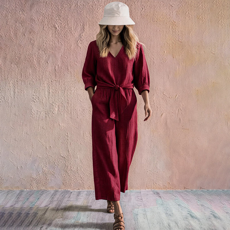 Set aus einem Damen-Oberteil mit V-Ausschnitt und Bindeband vorne sowie einer Hose mit weitem Bein