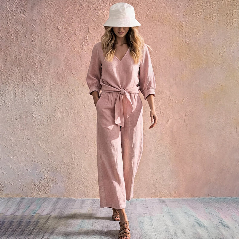 Set aus einem Damen-Oberteil mit V-Ausschnitt und Bindeband vorne sowie einer Hose mit weitem Bein