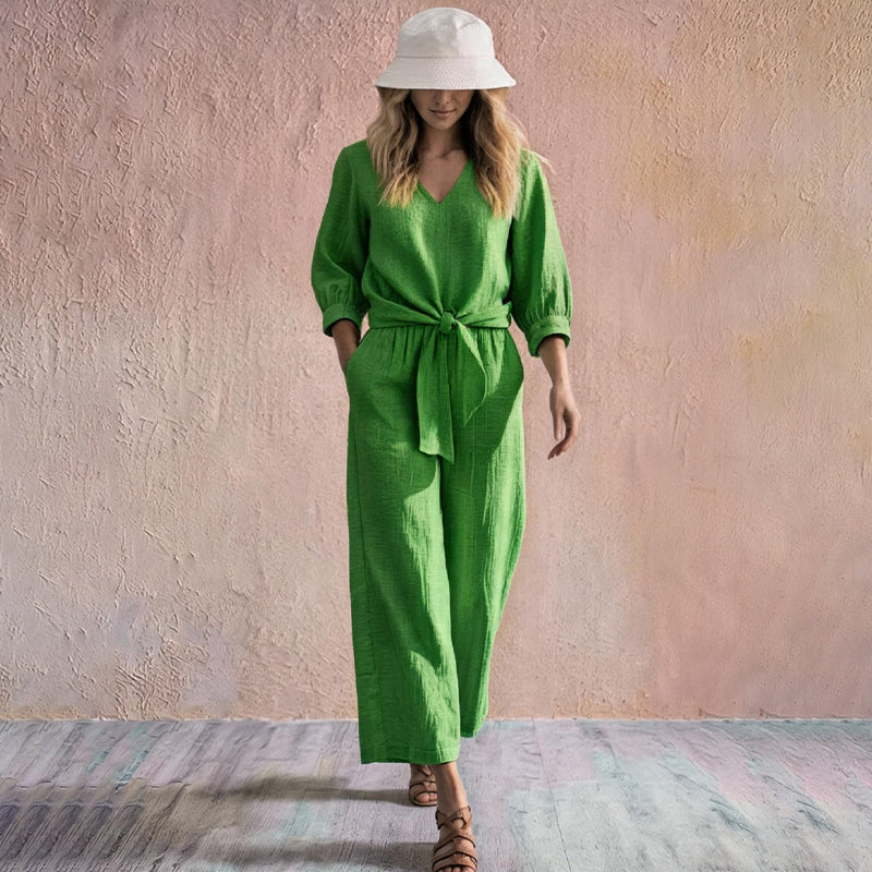 Set aus einem Damen-Oberteil mit V-Ausschnitt und Bindeband vorne sowie einer Hose mit weitem Bein