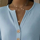 👚Top-Auswahl – Henley-Shirt mit V-Ausschnitt und Waffelstruktur – Atmungsaktiver Stoff und vielseitige Unifarben 🌿