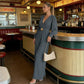 Elegante Jumpsuit mit V-Ausschnitt, weitem Bein und Gürtel