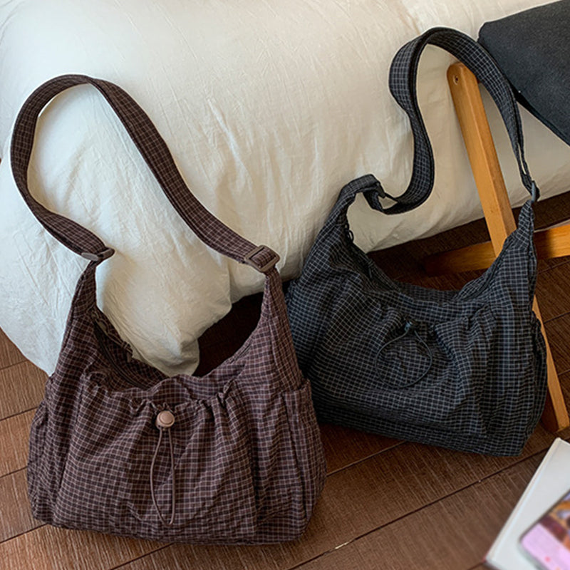 Karierte Cloud-Tasche mit Kordelzug und Raffungen